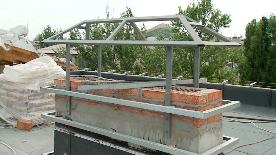 В Краснодоне на доме № 25 в квартале Лютикова тюменские строители капитально ремонтируют кровлю В Краснодоне на доме № 25 в квартале Лютикова тюменские строители капитально ремонтируют кровлю