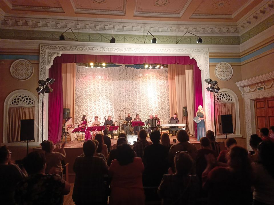 5 июня в ДК им. Горького пгт Ясеновский для жителей поселка в рамках акции «Искусство без границ» прошел концерт камерно инструментального ансамбля «Киевская Русь» (художественный руководитель народный артист ЛНР Виктор... 5 июня в ДК им. Горького пгт Ясеновский для жителей поселка в рамках акции «Искусство без границ» прошел концерт камерно инструментального ансамбля «Киевская Русь» (художественный руководитель народный артист ЛНР Виктор...