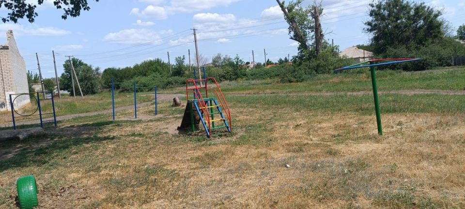 Детская площадка в п.Поречье заиграла красками Детская площадка в п.Поречье заиграла красками