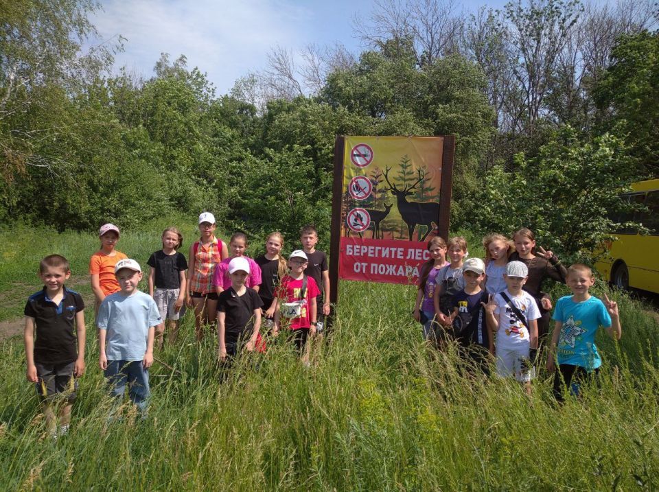 4 июня воспитанники летней пришкольной площадки посетили родник возле пгт.Беловодск сооружённый благодаря военнослужащим Российской Федерации 4 июня воспитанники летней пришкольной площадки посетили родник возле пгт.Беловодск сооружённый благодаря военнослужащим Российской Федерации