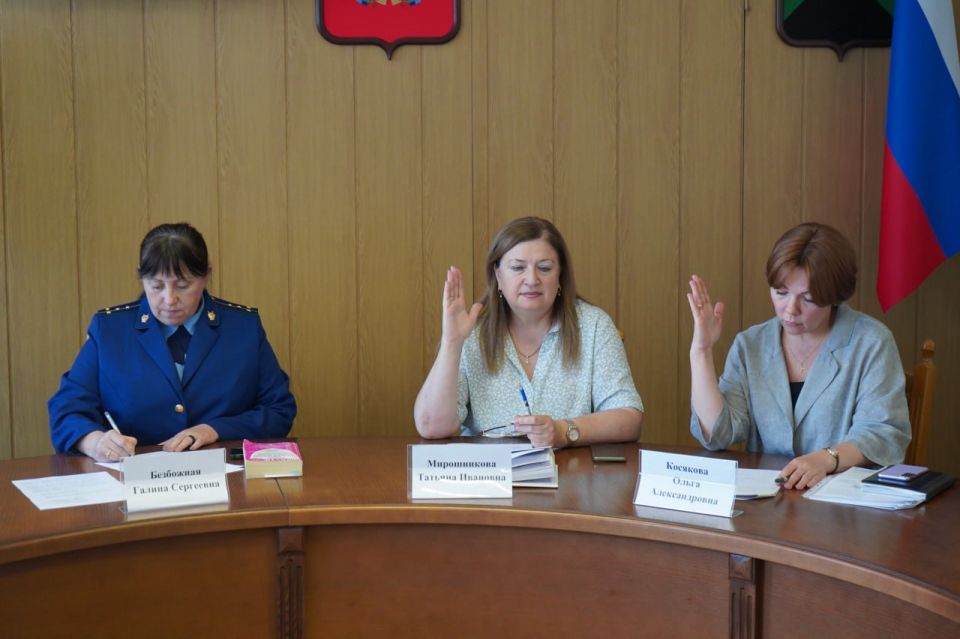 Проведено заседание Комиссии по делам несовершеннолетних и защите их прав Проведено заседание Комиссии по делам несовершеннолетних и защите их прав