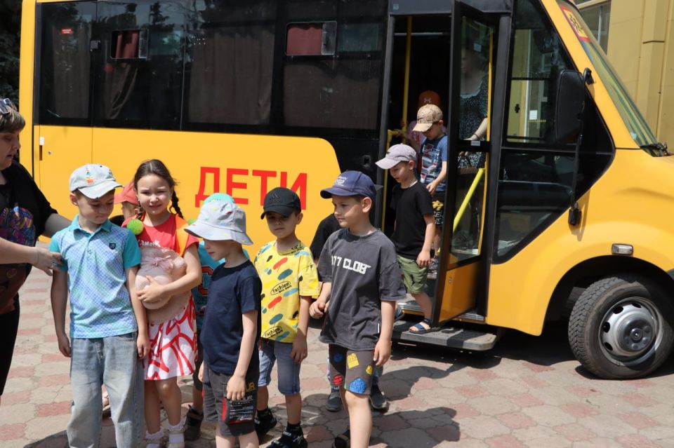 ЮИДовцы учат малышей правилам дорожной безопасности в парке "Горняк" ЮИДовцы учат малышей правилам дорожной безопасности в парке "Горняк"