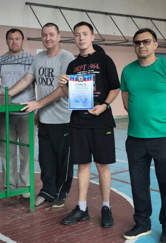 В Лутугинском муниципальном округе прошли соревнования по армрестлингу, посвященные празднованию Дня России В Лутугинском муниципальном округе прошли соревнования по армрестлингу, посвященные празднованию Дня России