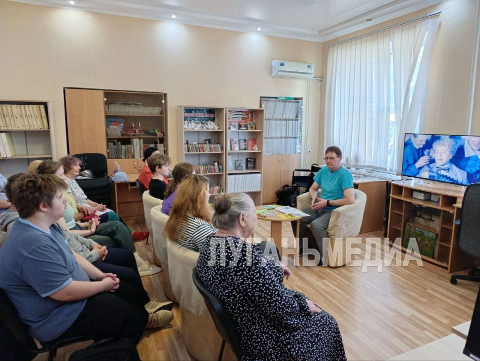 В Луганской библиотеке им. Горького прошла Арт-встреча «Я – поэт, во мне страна» В Луганской библиотеке им. Горького прошла Арт-встреча «Я – поэт, во мне страна»