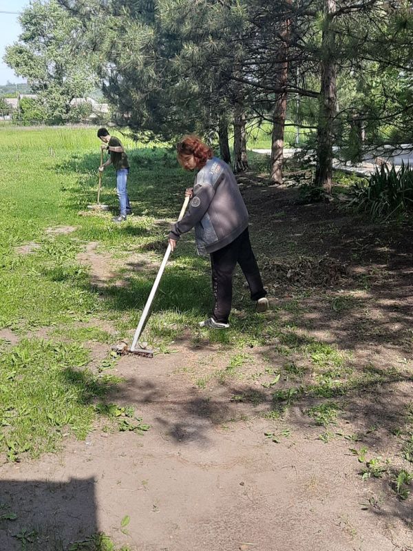 ДЕНЬ ЭКОЛОГА. Профессиональный праздник всех экологов и защитников природы связан с Всемирным днем окружающей среды ДЕНЬ ЭКОЛОГА. Профессиональный праздник всех экологов и защитников природы связан с Всемирным днем окружающей среды