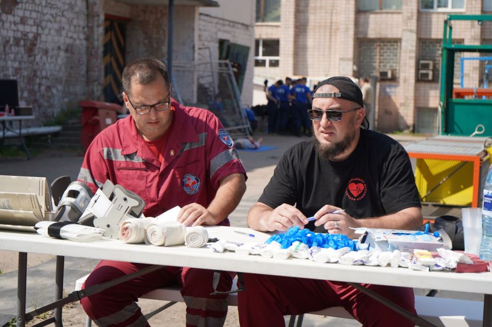 Еще немного фото с практического экзамена студентов Института ГЗ ЛГУ им. В. Даля, после завершения курса обучения в «ЛРЦЭМП и МК» ЛНР по программе учебной дисциплины «Основы первой помощи» Еще немного фото с практического экзамена студентов Института ГЗ ЛГУ им. В. Даля, после завершения курса обучения в «ЛРЦЭМП и МК» ЛНР по программе учебной дисциплины «Основы первой помощи»