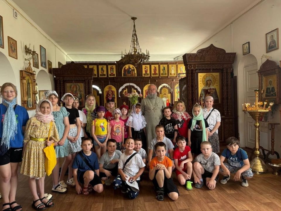 В Краснодонском муниципальном округе продолжают свою работу пришкольные детские площадки В Краснодонском муниципальном округе продолжают свою работу пришкольные детские площадки