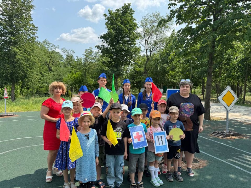 ЮИДовцы учат малышей правилам дорожной безопасности в парке "Горняк" ЮИДовцы учат малышей правилам дорожной безопасности в парке "Горняк"