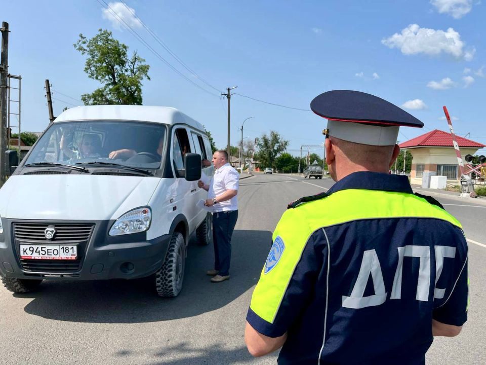 В Луганске сотрудники Госавтоинспекции напомнили о правилах пересечения железнодорожных переездов В Луганске сотрудники Госавтоинспекции напомнили о правилах пересечения железнодорожных переездов