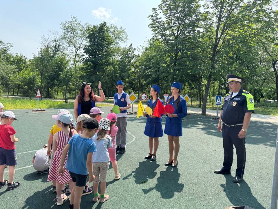 ЮИДовцы учат малышей правилам дорожной безопасности в парке "Горняк" ЮИДовцы учат малышей правилам дорожной безопасности в парке "Горняк"