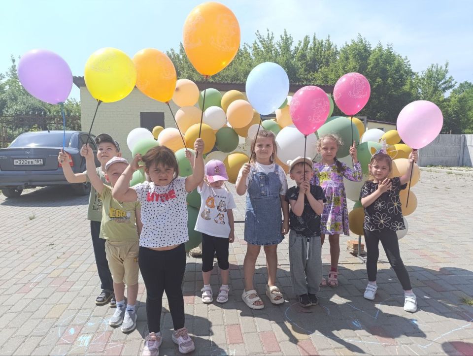 В ГБДОУ ЛНР Беловодский ЯС №2 "Радуга" прошел праздник встречи с летом, приурочен "Международному дню защиты детей" В ГБДОУ ЛНР Беловодский ЯС №2 "Радуга" прошел праздник встречи с летом, приурочен "Международному дню защиты детей"