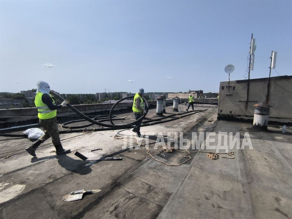 На кровлях многоэтажек Кировска продолжаются ремонтные работы На кровлях многоэтажек Кировска продолжаются ремонтные работы