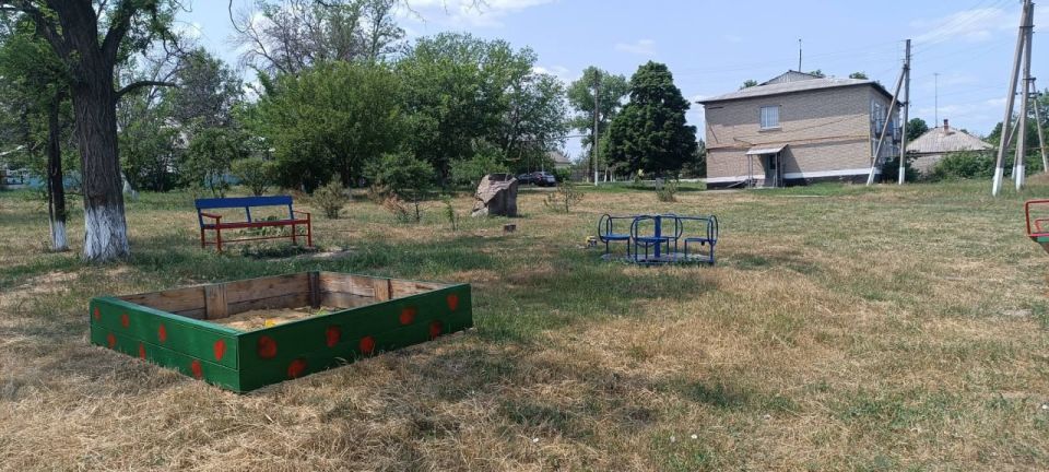 Детская площадка в п.Поречье заиграла красками Детская площадка в п.Поречье заиграла красками