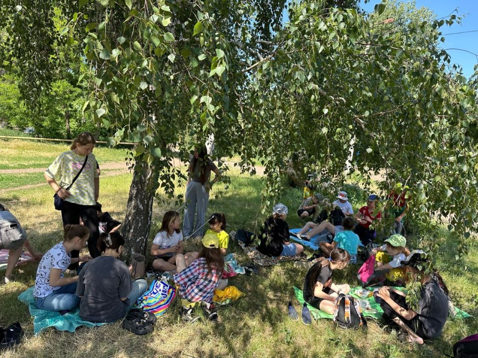 В Краснодонском муниципальном округе продолжают свою работу пришкольные детские площадки В Краснодонском муниципальном округе продолжают свою работу пришкольные детские площадки