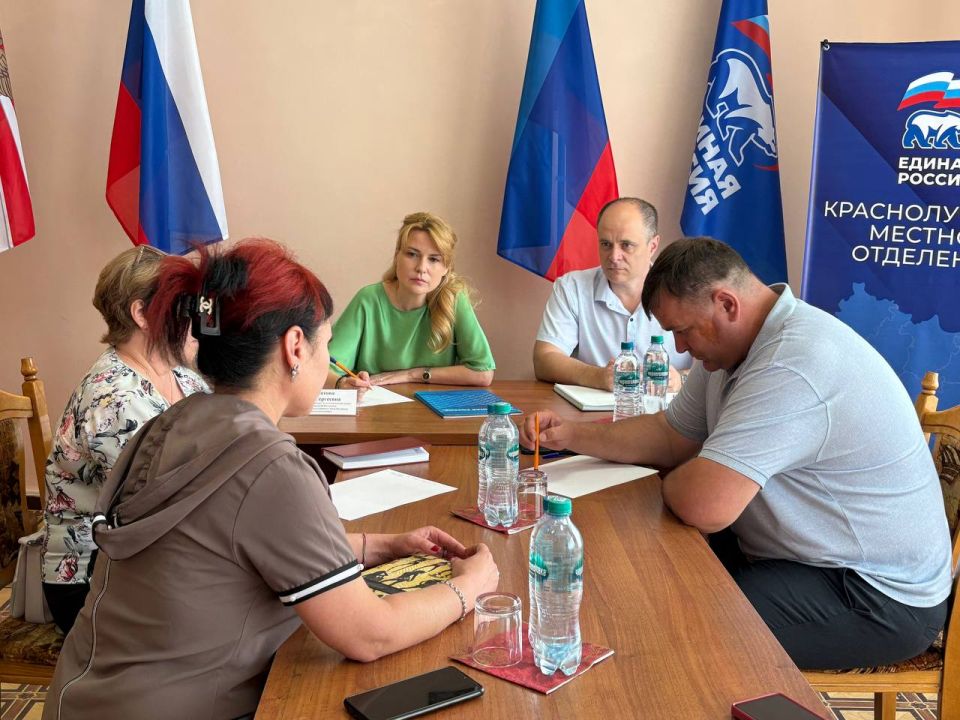 Сенатор РФ Дарья Лантратова провела прием граждан в Красном Луче Сенатор РФ Дарья Лантратова провела прием граждан в Красном Луче