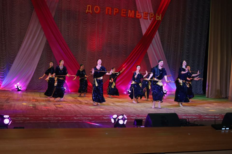Церемония чествования выпускников стала кульминацией академического концерта в ДК Горького Церемония чествования выпускников стала кульминацией академического концерта в ДК Горького