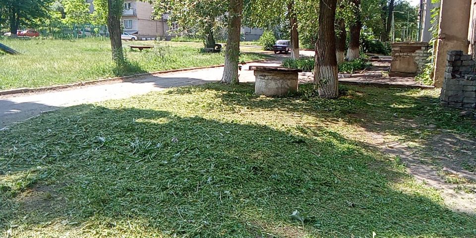 Коммунальные будни. Общество с ограниченной ответственностью "КОМ-СЕРВИС" ведет работы по текущему ремонту подъезда № 1, многоквартирного дома № 24, кв-л Шахтерский, в ходе которого выполняются работы по окраске масляными и... Коммунальные будни. Общество с ограниченной ответственностью "КОМ-СЕРВИС" ведет работы по текущему ремонту подъезда № 1, многоквартирного дома № 24, кв-л Шахтерский, в ходе которого выполняются работы по окраске масляными и...