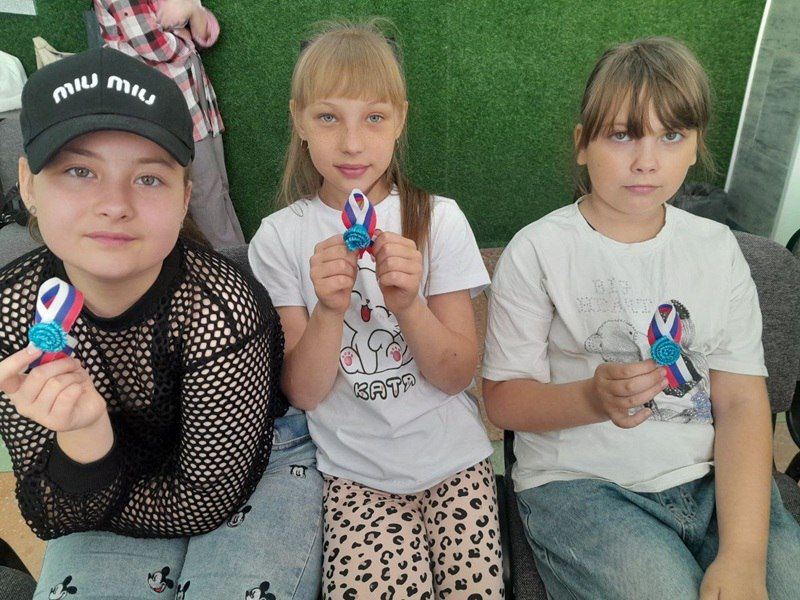 В Молодогвардейске школьникам провели мастер-класс «Ленточка России» В Молодогвардейске школьникам провели мастер-класс «Ленточка России»