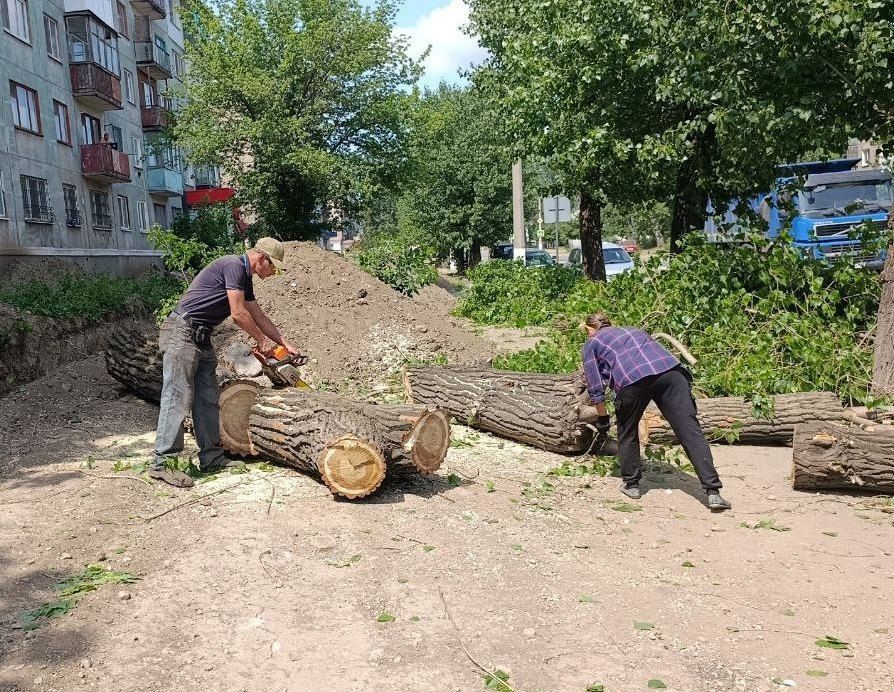 Коммунальные службы проводят работы на территории города Коммунальные службы проводят работы на территории города
