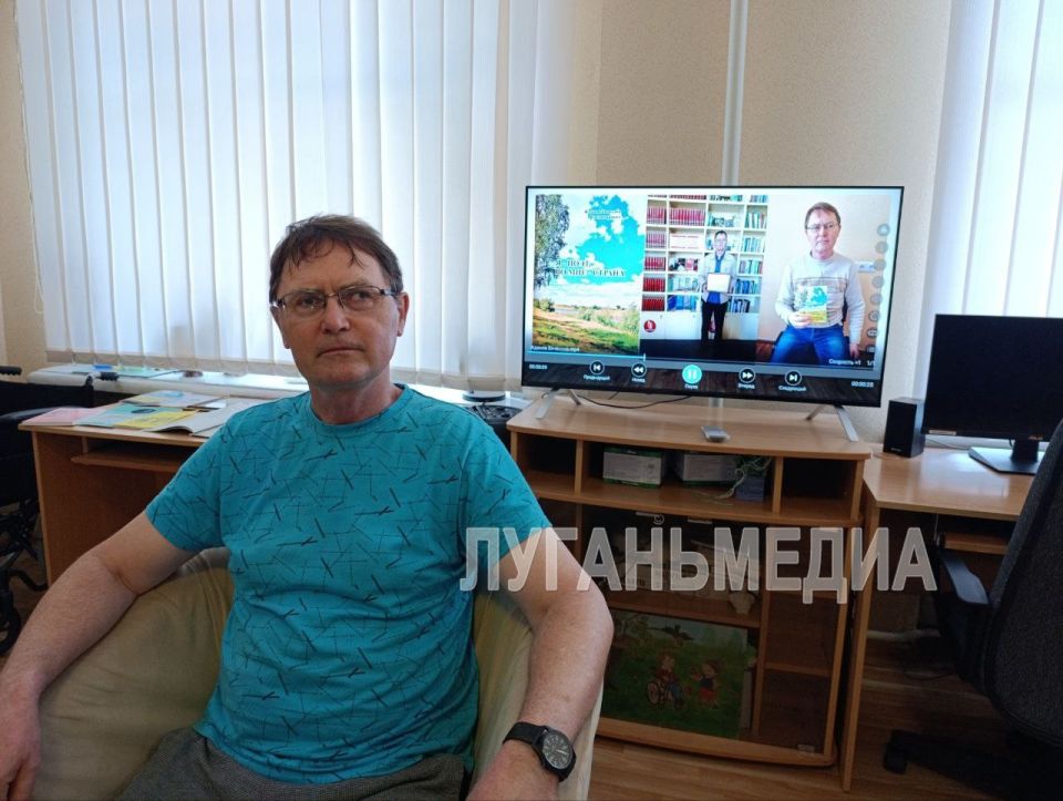 В Луганской библиотеке им. Горького прошла Арт-встреча «Я – поэт, во мне страна» В Луганской библиотеке им. Горького прошла Арт-встреча «Я – поэт, во мне страна»