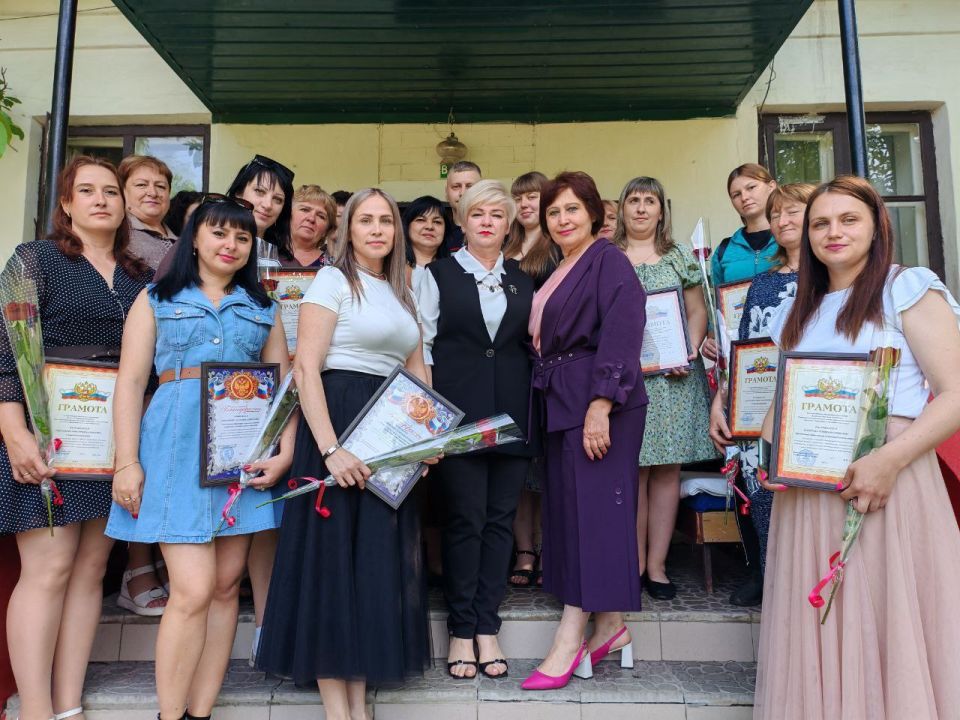 В преддверии профессионального праздника Дня социального работника, депутаты Совета городского округа город Ровеньки поздравили сотрудников Ровеньковского территориально центра социального обслуживания населения В преддверии профессионального праздника Дня социального работника, депутаты Совета городского округа город Ровеньки поздравили сотрудников Ровеньковского территориально центра социального обслуживания населения