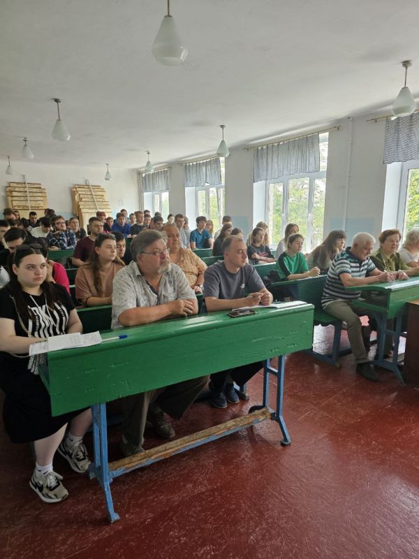 Сегодня в Стахановском инженерно-педагогическом институте поговорили о Троице Сегодня в Стахановском инженерно-педагогическом институте поговорили о Троице