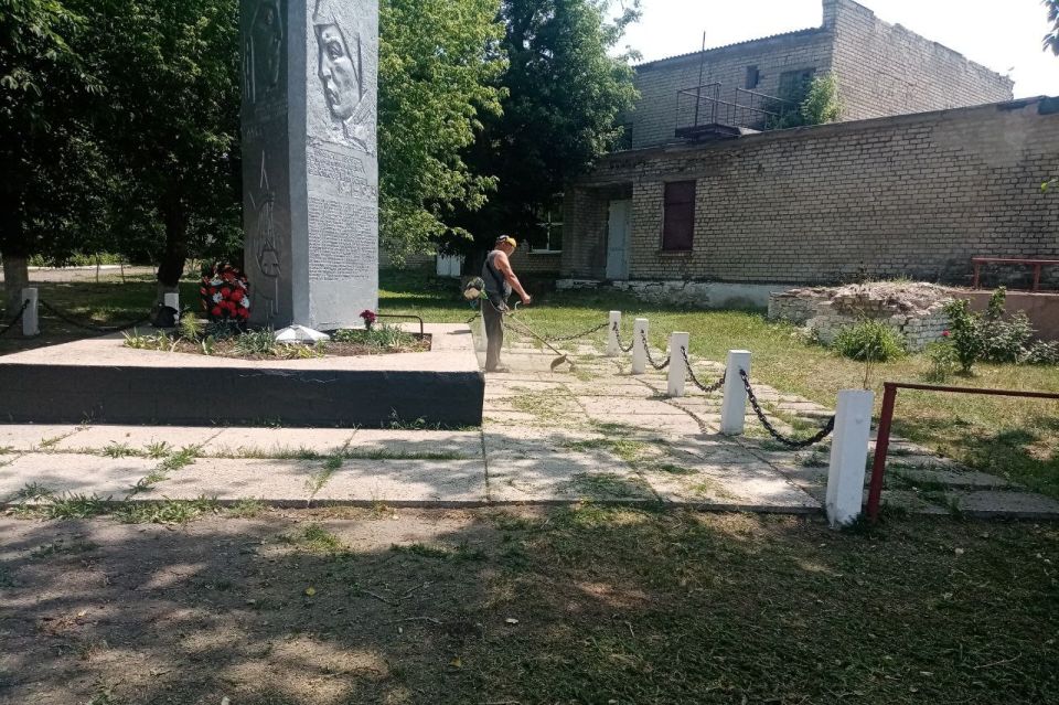 В отделе по обеспечению жизнедеятельности села Дарьино-Ермаковка продолжаются работы по покосу сорной и карантинной растительности В отделе по обеспечению жизнедеятельности села Дарьино-Ермаковка продолжаются работы по покосу сорной и карантинной растительности