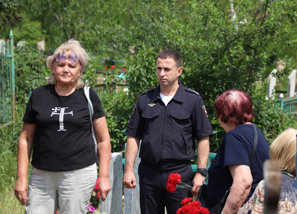 Луганские полицейские посетили церемонию прощания с ветераном ОВД Луганские полицейские посетили церемонию прощания с ветераном ОВД