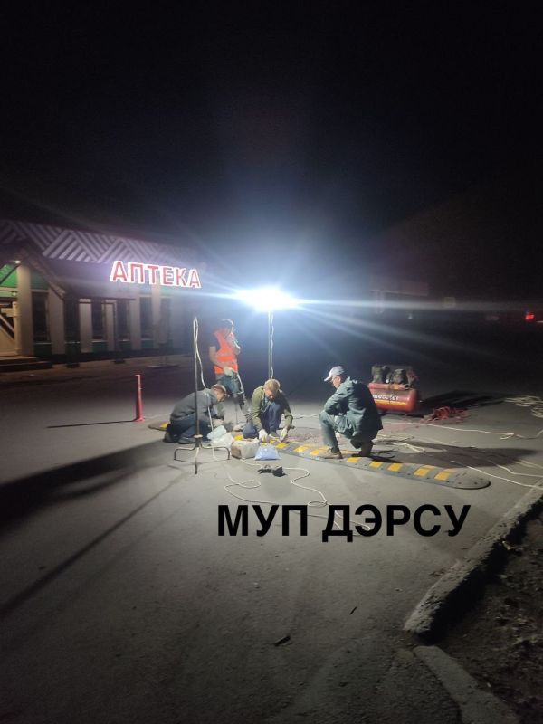 МУП "ДЭРСУ" продолжают работы по установке искусственных неровностей МУП "ДЭРСУ" продолжают работы по установке искусственных неровностей