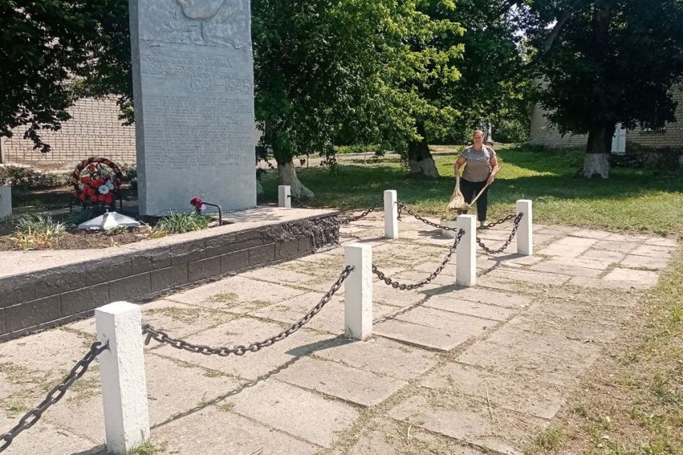 В отделе по обеспечению жизнедеятельности села Дарьино-Ермаковка продолжаются работы по покосу сорной и карантинной растительности В отделе по обеспечению жизнедеятельности села Дарьино-Ермаковка продолжаются работы по покосу сорной и карантинной растительности