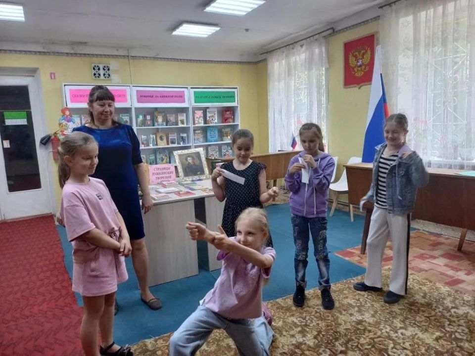 В Красном Луче прошёл пушкинский час для детей В Красном Луче прошёл пушкинский час для детей