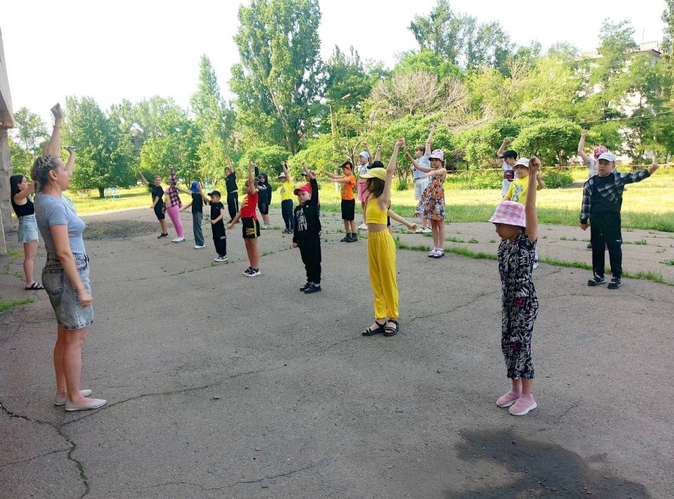 В Краснодонском муниципальном округе продолжают свою работу пришкольные детские площадки В Краснодонском муниципальном округе продолжают свою работу пришкольные детские площадки