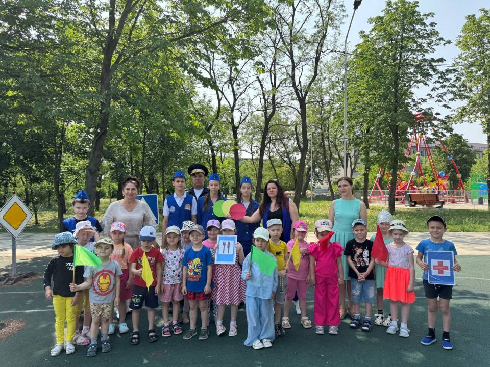 ЮИДовцы учат малышей правилам дорожной безопасности в парке "Горняк" ЮИДовцы учат малышей правилам дорожной безопасности в парке "Горняк"