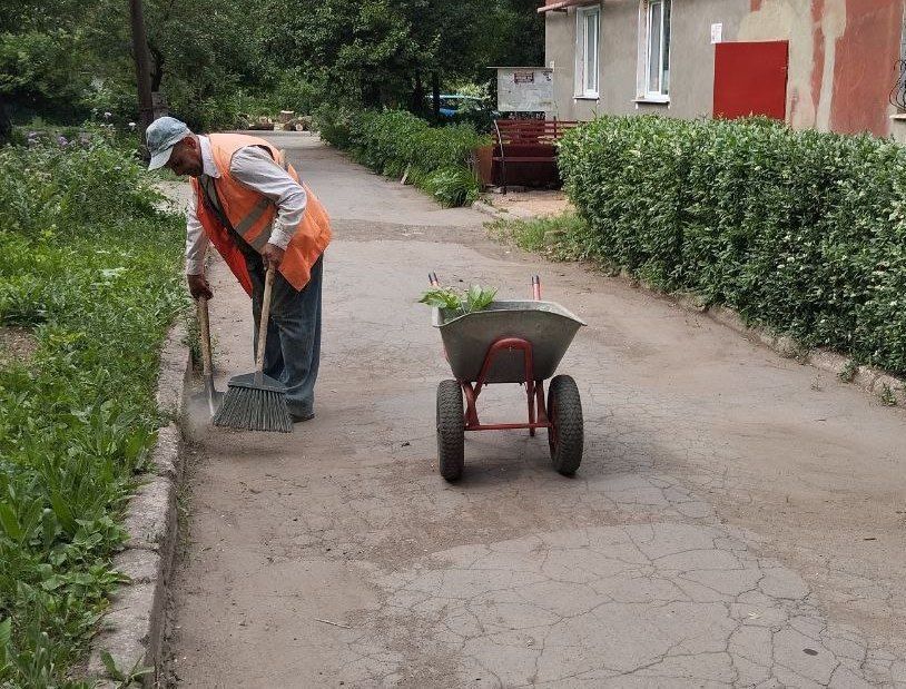 Коммунальные службы проводят работы на территории города Коммунальные службы проводят работы на территории города