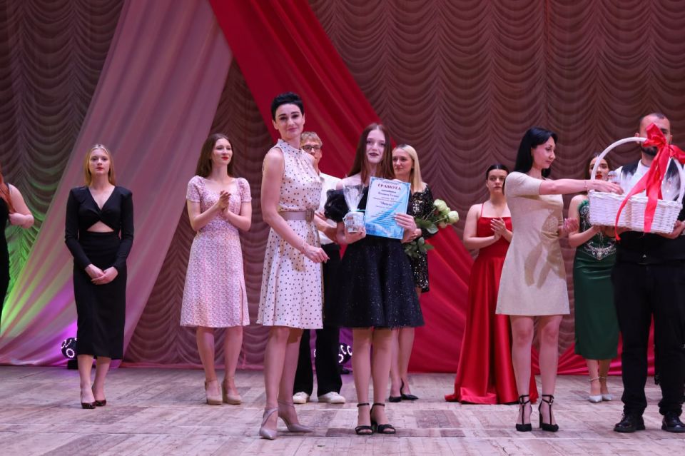 Церемония чествования выпускников стала кульминацией академического концерта в ДК Горького Церемония чествования выпускников стала кульминацией академического концерта в ДК Горького