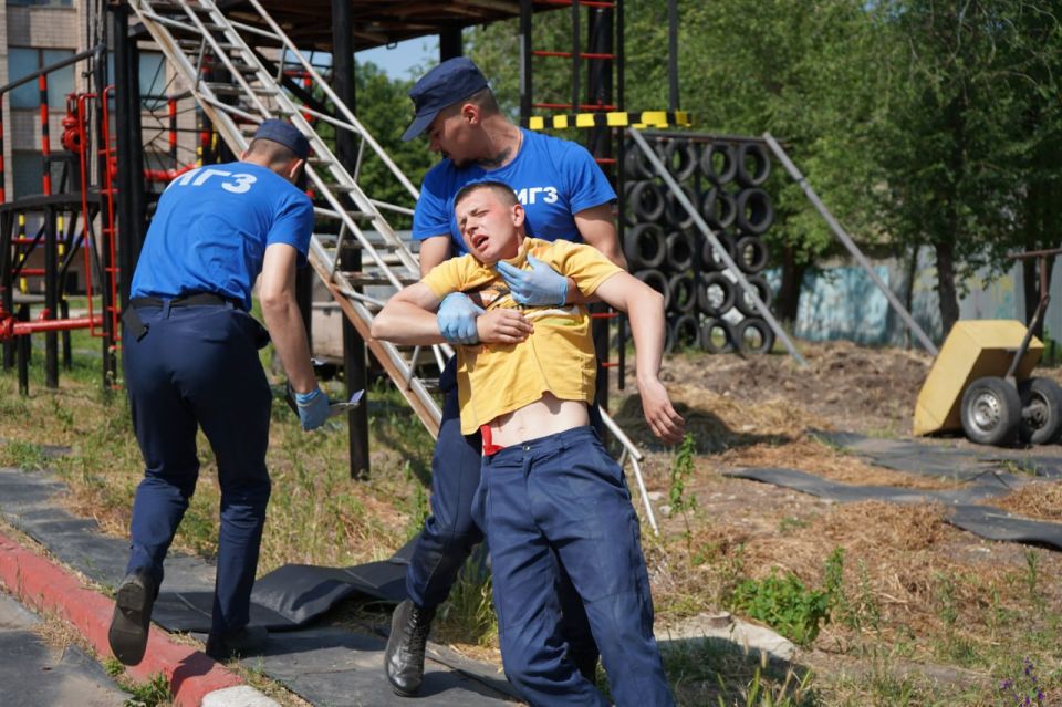 Студенты Института гражданской защиты окончили обучение первой помощи в Луганском центре медицины катастроф и сдали экзамен Студенты Института гражданской защиты окончили обучение первой помощи в Луганском центре медицины катастроф и сдали экзамен