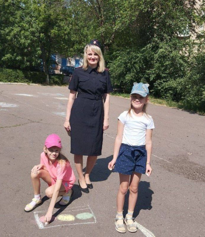 «Лето без ДТП» - в Алчевске инспекторы ГИБДД провели с детьми конкурс рисунков на асфальте «Лето без ДТП» - в Алчевске инспекторы ГИБДД провели с детьми конкурс рисунков на асфальте