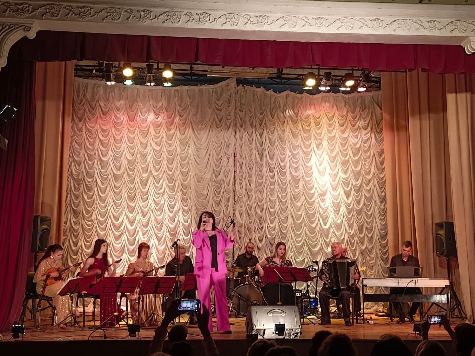 5 июня в ДК им. Горького пгт Ясеновский для жителей поселка в рамках акции «Искусство без границ» прошел концерт камерно инструментального ансамбля «Киевская Русь» (художественный руководитель народный артист ЛНР Виктор... 5 июня в ДК им. Горького пгт Ясеновский для жителей поселка в рамках акции «Искусство без границ» прошел концерт камерно инструментального ансамбля «Киевская Русь» (художественный руководитель народный артист ЛНР Виктор...