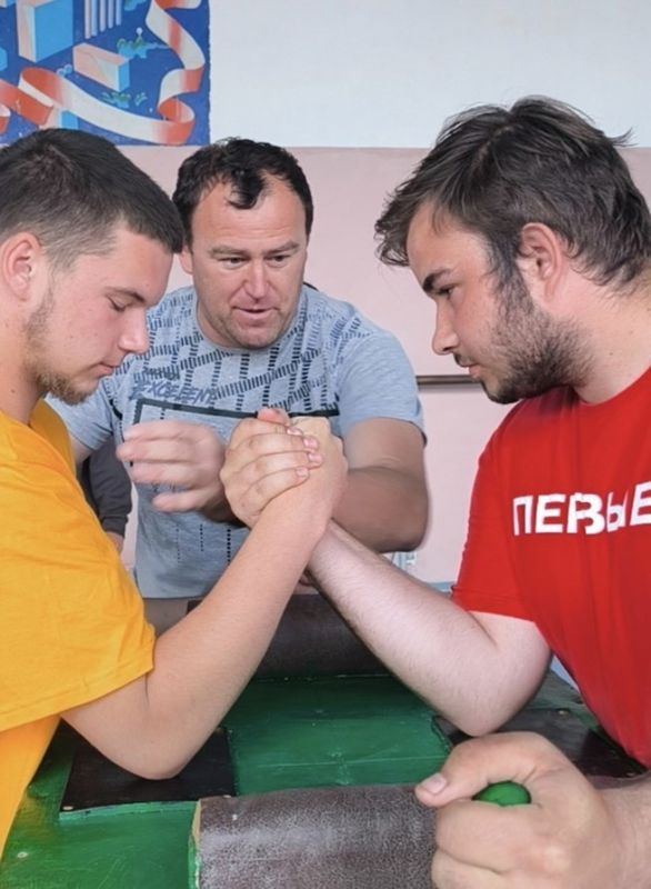 В Лутугинском муниципальном округе прошли соревнования по армрестлингу, посвященные празднованию Дня России В Лутугинском муниципальном округе прошли соревнования по армрестлингу, посвященные празднованию Дня России