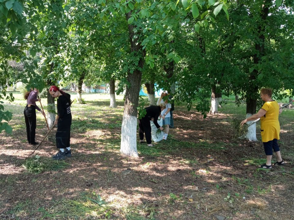 Члены клуба «Патриот» Центра досуга Дзержинец ГБОУ СПО ЛНР «Ровеньковский горный колледж» регулярно поддерживают добрую традицию содержать в надлежащем порядке место в районе памятника «Братская могила», расположенного на... Члены клуба «Патриот» Центра досуга Дзержинец ГБОУ СПО ЛНР «Ровеньковский горный колледж» регулярно поддерживают добрую традицию содержать в надлежащем порядке место в районе памятника «Братская могила», расположенного на...