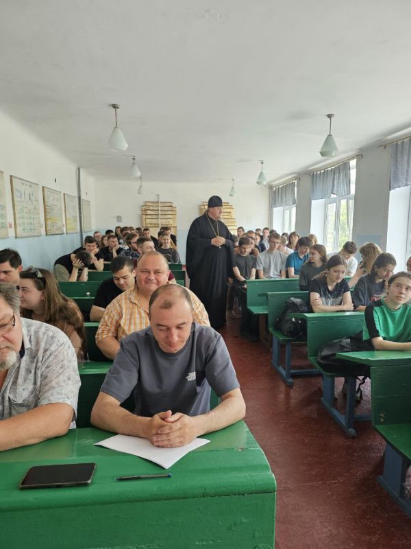 Сегодня в Стахановском инженерно-педагогическом институте поговорили о Троице Сегодня в Стахановском инженерно-педагогическом институте поговорили о Троице