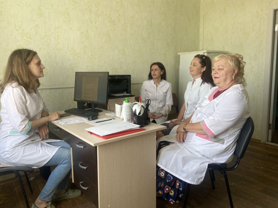 Специалисты Ровеньковского структурного подразделения "Развитие" провели прием детей в поликлинике городского округа по оказанию медицинской и психолого-педагогической помощи детям, обратившимся в поликлинику в этот день Специалисты Ровеньковского структурного подразделения "Развитие" провели прием детей в поликлинике городского округа по оказанию медицинской и психолого-педагогической помощи детям, обратившимся в поликлинику в этот день