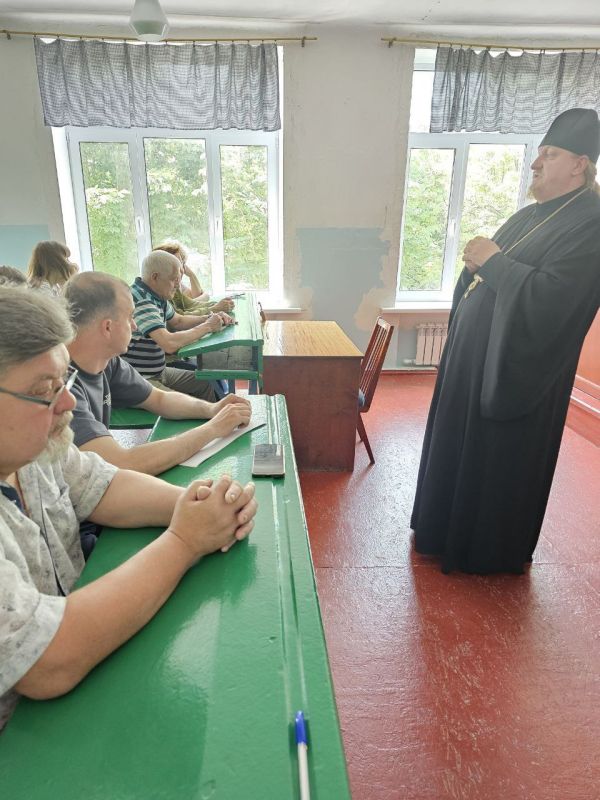 Сегодня в Стахановском инженерно-педагогическом институте поговорили о Троице Сегодня в Стахановском инженерно-педагогическом институте поговорили о Троице