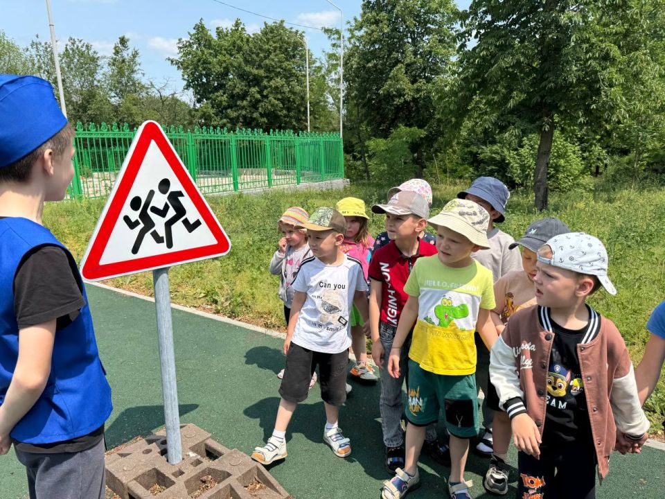 ЮИДовцы учат малышей правилам дорожной безопасности в парке "Горняк" ЮИДовцы учат малышей правилам дорожной безопасности в парке "Горняк"