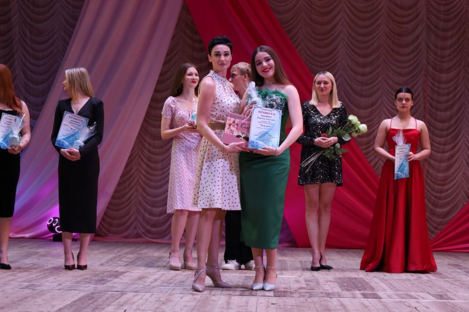 Церемония чествования выпускников стала кульминацией академического концерта в ДК Горького Церемония чествования выпускников стала кульминацией академического концерта в ДК Горького