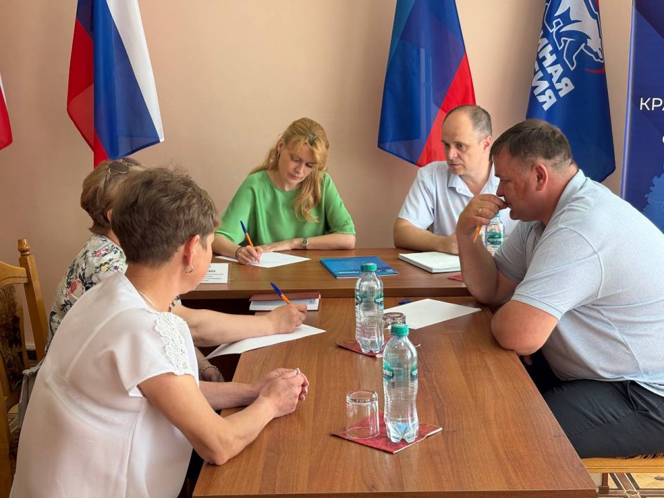 Сенатор РФ Дарья Лантратова провела прием граждан в Красном Луче Сенатор РФ Дарья Лантратова провела прием граждан в Красном Луче