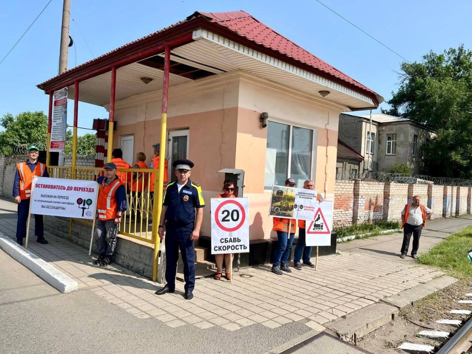 В Луганске сотрудники Госавтоинспекции напомнили о правилах пересечения железнодорожных переездов В Луганске сотрудники Госавтоинспекции напомнили о правилах пересечения железнодорожных переездов