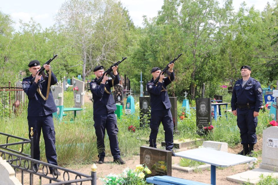 Луганские полицейские посетили церемонию прощания с ветераном ОВД Луганские полицейские посетили церемонию прощания с ветераном ОВД