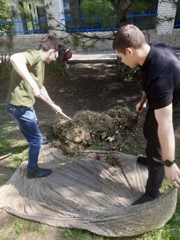 ДЕНЬ ЭКОЛОГА. Профессиональный праздник всех экологов и защитников природы связан с Всемирным днем окружающей среды ДЕНЬ ЭКОЛОГА. Профессиональный праздник всех экологов и защитников природы связан с Всемирным днем окружающей среды
