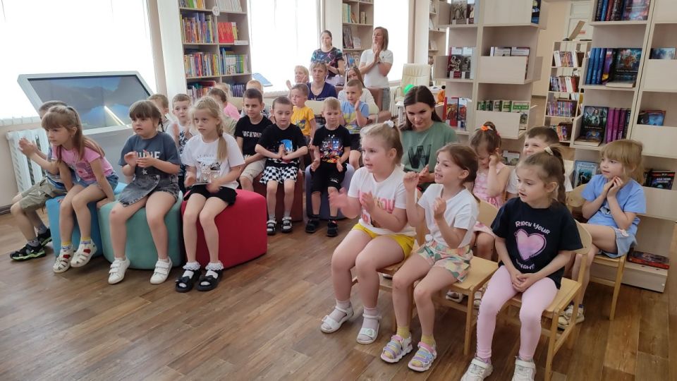 В модельной библиотеке МБУ «АГЦБС» для воспитанников дошкольного учреждения «Изумляндия» состоялся праздник «Детство – лучшая планета! С книгой мы ныряем в лето!» В модельной библиотеке МБУ «АГЦБС» для воспитанников дошкольного учреждения «Изумляндия» состоялся праздник «Детство – лучшая планета! С книгой мы ныряем в лето!»